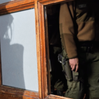 PTA. ARENAS: Mujer fue detenida por desórdenes y luego de ser liberada rompió vidrio en Comisaría