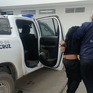RÍO GALLEGOS: Llevó el auto a reparar, reclamó que se lo devuelvan, la amenazaron con un arma, lo allanaron y tenía droga