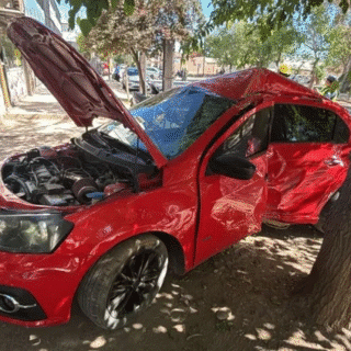 NEUQUÉN: Centenario: hizo un giro en «U» y ocasionó un fuerte choque: dos autos destrozados