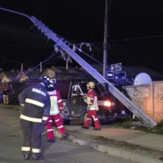 PTA. ARENAS: Bomberos ayudan en labores de seguridad mientras se evalúan los daños ocasionados.