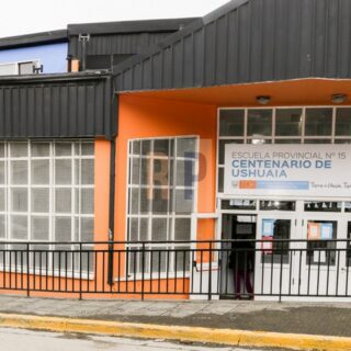 Clases suspendidas en un colegio de Ushuaia por el ataque al vehículo de una docente