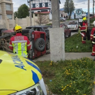 PTA. ARENAS: Dos lesionados deja colisión con volcamiento y choque en el centro 