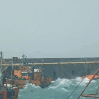 CALETA OLIVIA: Se hundieron tres barcos en Caleta Paula por los fuertes vientos que azotan la zona