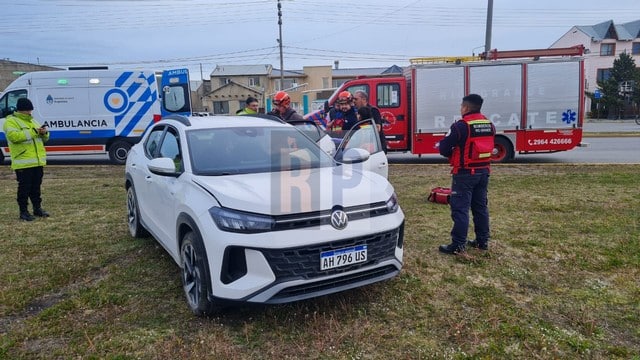  Violenta colisión en la rotonda de la Trucha milagrosamente no dejó heridos de gravedad