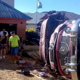 NEUQUÉN: Un colectivo antiguo volcó en Huinganco e impactó de lleno contra el edificio municipal
