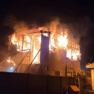 PTA. ARENAS: Incendio destruyó vivienda interior en el sector Playa Norte