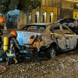 CDRO. RIVADAVIA: Se le prendió fuego el auto estando adentro, se le activó el cierre centralizado de puertas y la salvó un vecino