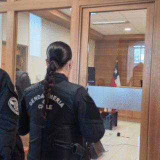 PTA. ARENAS: Noche de terror: menores atacan a sujeto con cuchillo y destruyen vehículos