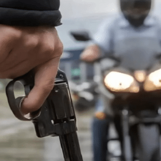 CALETA OLIVIA: A metros de una Comisaría en Santa Cruz, encapuchados y armados, le robaron su moto