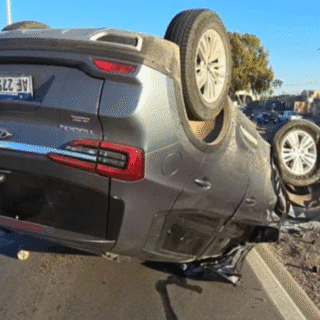 NEUQUÉN: Tres vehículos colisionaron en un cruce provincial y uno terminó volcado tras una maniobra fallida