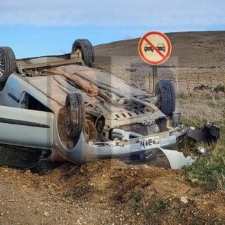 Despiste seguido de vuelco con una mujer trasladada en ambulancia