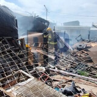 Incendio de gran magnitud con pérdidas totales: dos personas y una mascota asistidas