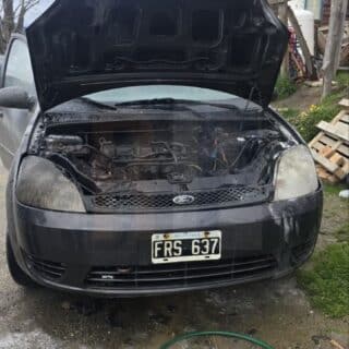 Principio de incendio en un vehículo en Ushuaia: rápido accionar de la Policía y bomberos evitó daños mayores