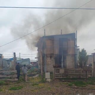 Incendio en una vivienda de Río Grande: rápido accionar de la Policía y bomberos evitó daños mayores