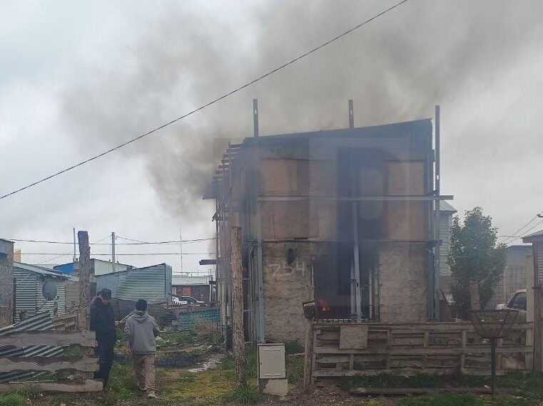 Incendio en una vivienda de Río Grande: rápido accionar de la Policía y bomberos evitó daños mayores