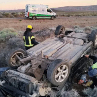 NEUQUÉN: Fuerte vuelco en Piedra del Águila: emotivo rescate de dos personas y sus perros