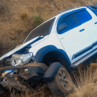 CALETA OLIVIA: Otro vuelco en ruta: fue una camioneta y su ocupante quedó atrapado pero lo rescataron