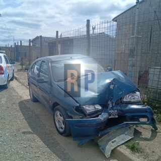 Conductor impactó un poste y se escapó pero el rodado no se puede secuestrar por falta de la grúa municipal