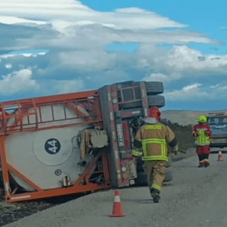 PTA. ARENAS: Camión de alto tonelaje vuelca en la ruta Y-50 y moviliza a unidades de emergencia