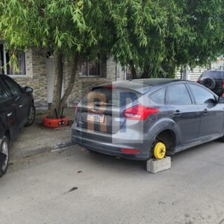 Conductor en estado de ebriedad chocó tres autos estacionados y ante la falta de grúa los vecinos le sacaron una rueda para que no se lleve el auto