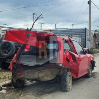 Conductor ebrio chocó 3 autos estacionados y le sacaron la rueda para que no se lleve el rodado