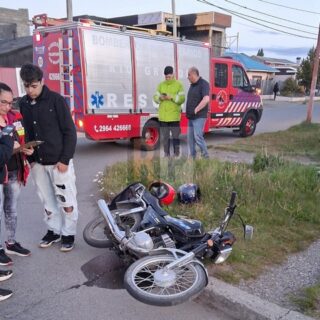 Motociclista hospitalizado tras impactar contra automovilista sin seguro