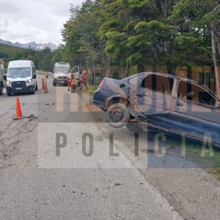 Un despiste en el camino al Martial dejó cuatro heridos y un auto destruido