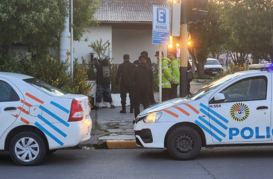 Detuvieron a tres jóvenes por realizar pintadas vandálicas en pleno centro de Río Grande