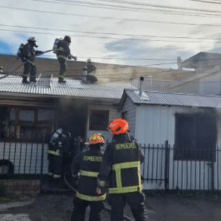 PTA. ARENAS: Incendio destruye vivienda y deja otra con daños parciales en población Silva Henríquez