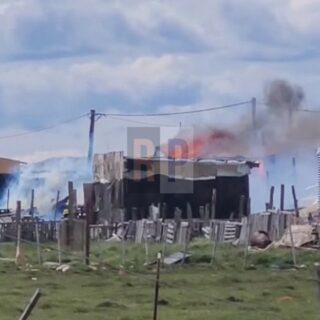 Una quema de tarimas consumió tres casas y un auto en la margen sur