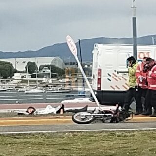 Un motociclista despistó en pleno centro de Ushuaia y perdió la vida