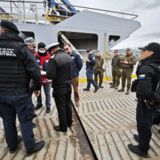 PTO. NATALES: Operativo conjunto fiscaliza ferry para prevenir ilícitos en rutas marítimas