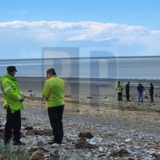 Un hombre que paseaba a su mascota por la costa, encontró huesos desperdigados