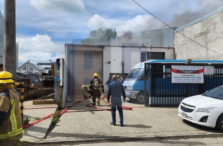 Incendio en un taller de electricidad con peligro de propagación