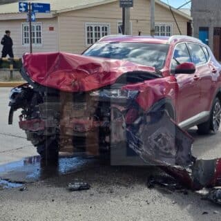 Violento choque en cruce semaforizado de la margen sur