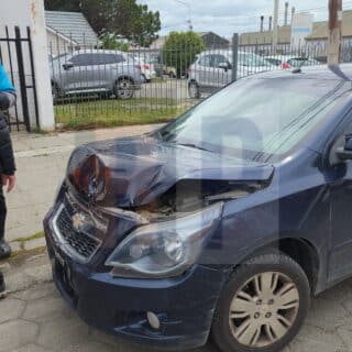 Arrancó su auto y chocó a otros 5 vehículos estacionados delante suyo