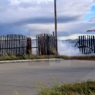 Quema de pastizales en el barrio AGP se propagó a un cerco perimetral
