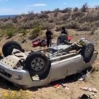 Una familia de Ushuaia que viajaba de vacaciones sufrió violento vuelco al sur de Caleta Olivia