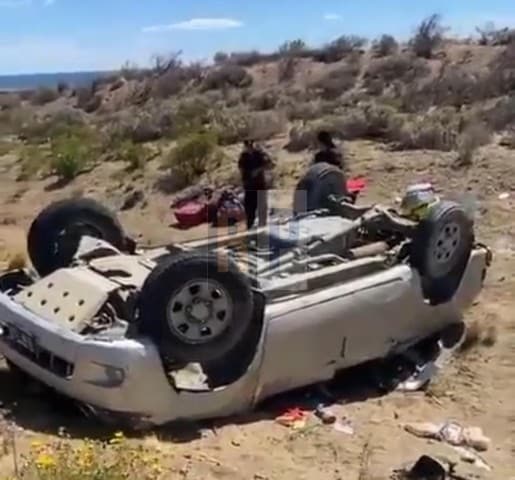Una familia de Ushuaia que viajaba de vacaciones sufrió violento vuelco al sur de Caleta Olivia