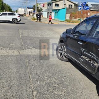 Choque y uno de los rodados terminó de la mano contraria de la avenida