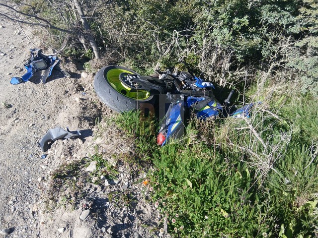 Conductor de moto de alta gama queda grave tras violento impacto contra un automóvil en un acceso a Tolhuin sobre la ruta 3