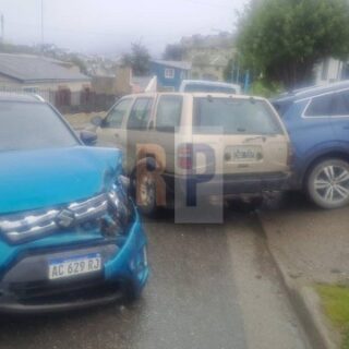 Chocaron e impactaron contra un auto estacionado