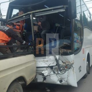 Triple choque en Ushuaia entre colectivo, camión y una camioneta estacionada