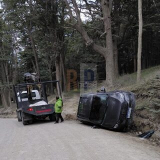 Conductor despistó y volcó en el acceso al barrio Dos Banderas de Ushuaia