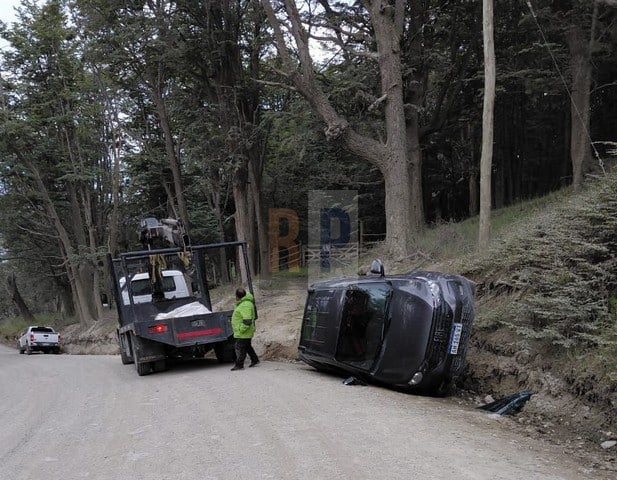 Conductor despistó y volcó en el acceso al barrio Dos Banderas de Ushuaia