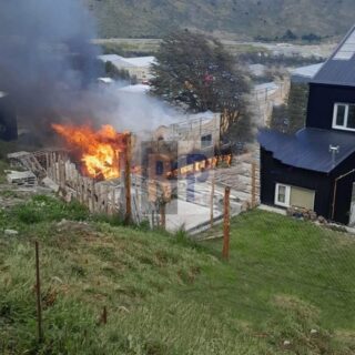 Tres chicos lograron salir de una casa en llamas en la zona del Valle de Andorra en Ushuaia