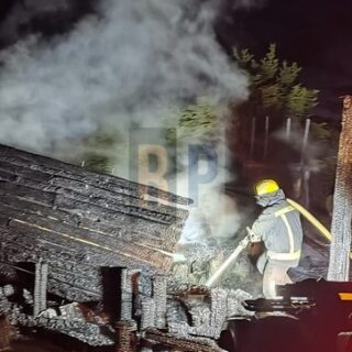 Una vivienda ardió completamente en la zona de La Rinconada y presumen problema con paneles solares