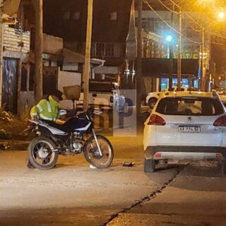 Motociclista hospitalizado tras impactar contra un vehículo en la madrugada