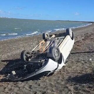 Una menor en estado de ebriedad volcó su auto en la reserva costera Punta Popper