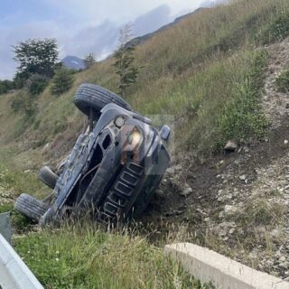 Problemas en una rueda ocasionó el vuelco de un jeep sobre la avenida Héroes de Malvinas